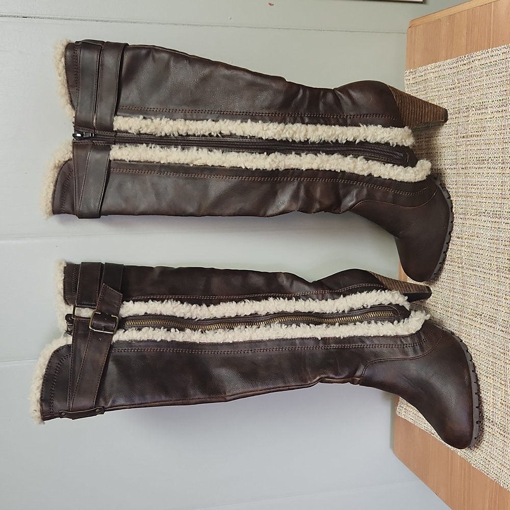 NWT.  SIZE 8 MED.  Buckle Avalanche. Brown boots with 2 3/4 heel.